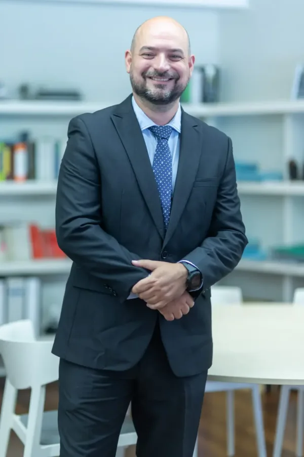 Miguel Lopez, abogado en Palma de Mallorca, posando como director de Prolegali